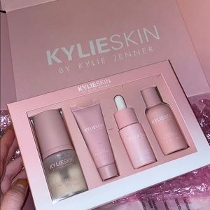 LIMITED EDITION KYLIE SKIN TRAVEL SET